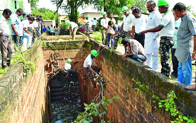Cleanliness of Bawdi-wells by Eco-Pro | इको-प्रोतर्फे बावडी-विहिरीची स्वच्छता