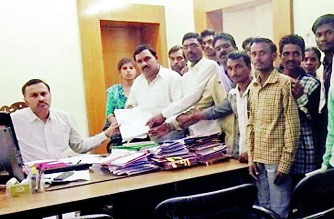 The injustice to the contract health workers | कंत्राटी आरोग्य कर्मचाऱ्यांवर अन्याय The injustice to the contract health workers | कंत्राटी आरोग्य कर्मचाऱ्यांवर अन्याय