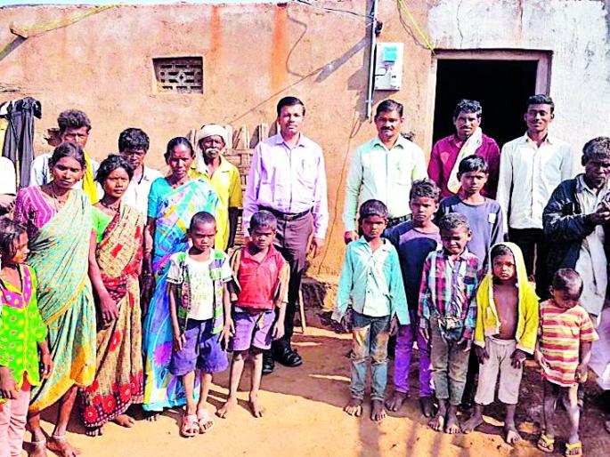 Light of 50 tribals in poor tribals | गरीब आदिवासींच्या ५० घरांत उजेड Light of 50 tribals in poor tribals | गरीब आदिवासींच्या ५० घरांत उजेड