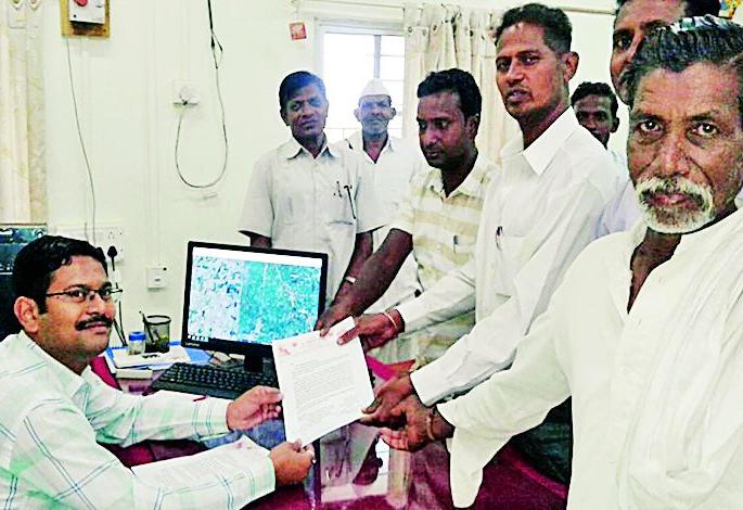 Give more compensation to the land of project affected people - Shiv Sena | प्रकल्पग्रस्तांच्या जमिनीला वाढीव मोबदला द्या-शिवसेना Give more compensation to the land of project affected people - Shiv Sena | प्रकल्पग्रस्तांच्या जमिनीला वाढीव मोबदला द्या-शिवसेना