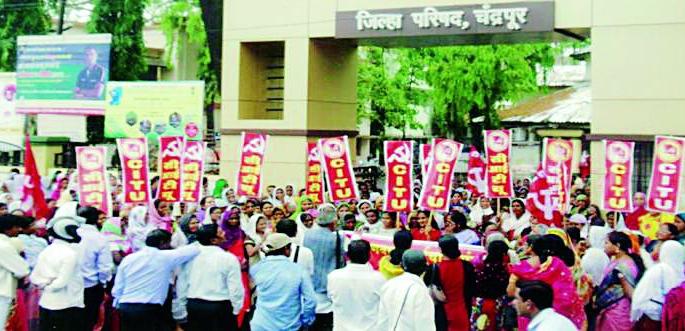 Anganwadi Seviks ZP Front movement | अंगणवाडी सेविकांचे जि.प. समोर आंदोलन