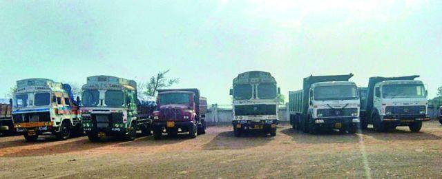 Traffic smugglers caught | रेती तस्करीची वाहने पकडली