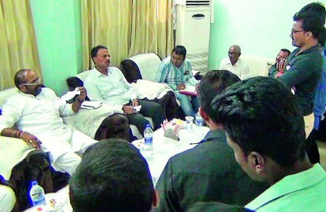 Prepare the report of the problem of farming in distress | अडचणीतील शेतजमिनीचा अहवाल तयार करा Prepare the report of the problem of farming in distress | अडचणीतील शेतजमिनीचा अहवाल तयार करा