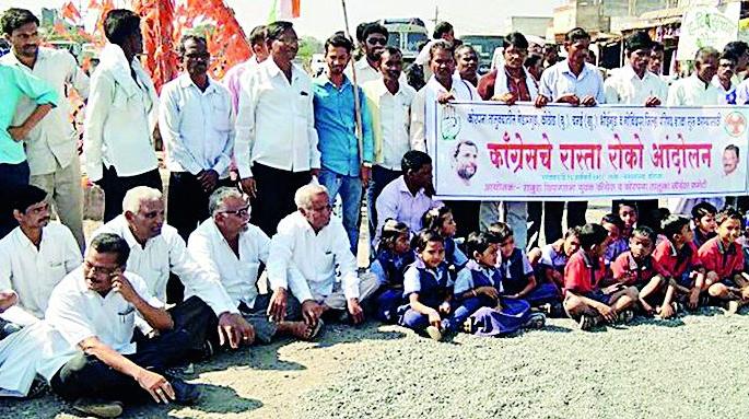 Stop the path of Congres in Corpana Bus Stand | कोरपना बसस्थानकावर काँग्रसचे रास्ता रोको