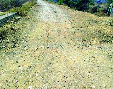 The road construction is full of rocks | रस्ते बांधकामात मोठ्याप्रमाणात घोळ The road construction is full of rocks | रस्ते बांधकामात मोठ्याप्रमाणात घोळ