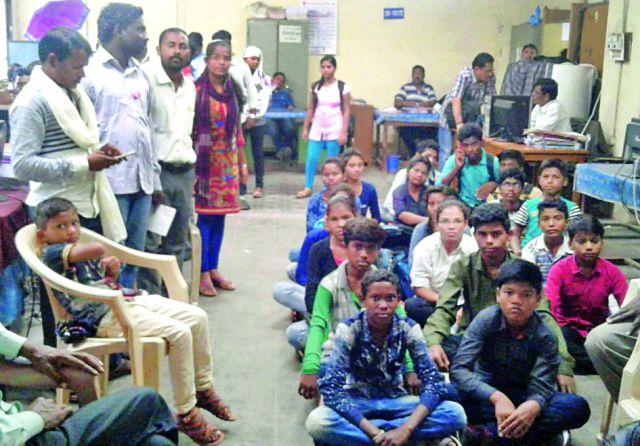 Thieves of tribal students | आदिवासी विद्यार्थ्यांचा ठिय्या Thieves of tribal students | आदिवासी विद्यार्थ्यांचा ठिय्या