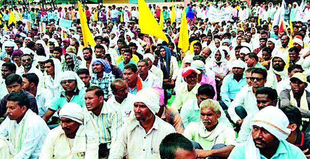 For the various demands, the respected tribe on the road | विविध मागण्यांसाठी माना जमात बांधव रस्त्यावर