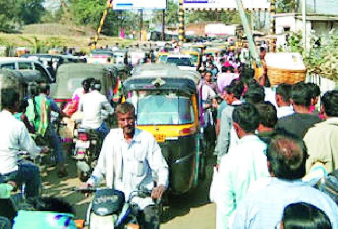 Dangerous traffic from the train gates | रेल्वे फाटकातून धोकादायक वाहतूक