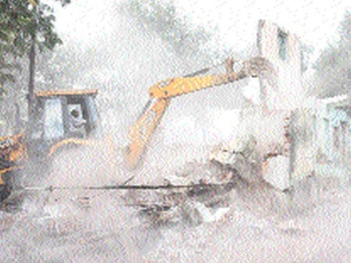 'Hammer' went on at 6 encroachments at Bhusawal | भुसावळ येथे ९९ अतिक्रमणांवर चालला ‘हातोडा’ 'Hammer' went on at 6 encroachments at Bhusawal | भुसावळ येथे ९९ अतिक्रमणांवर चालला ‘हातोडा’
