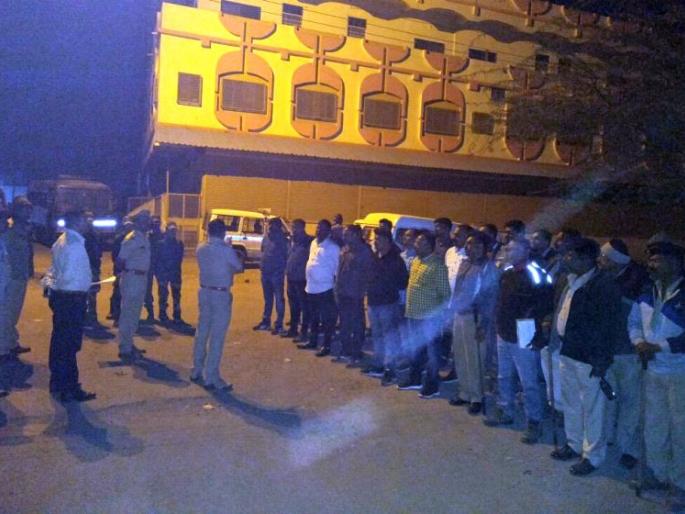 Combing operation of police in Dhule | धुळ्यात पोलिसांचे कोम्बिंग आॅपरेशन Combing operation of police in Dhule | धुळ्यात पोलिसांचे कोम्बिंग आॅपरेशन