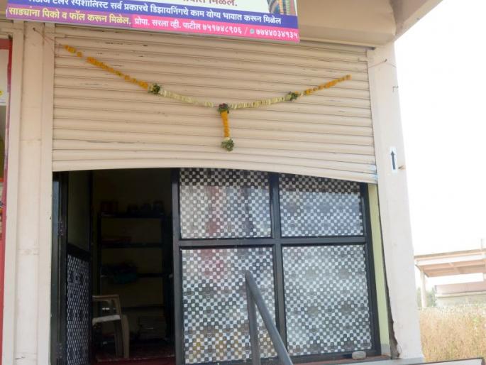 Laundered sari and Xerox shop in Dhule | धुळ्यात साडी आणि झेरॉक्सचे दुकान फोडले Laundered sari and Xerox shop in Dhule | धुळ्यात साडी आणि झेरॉक्सचे दुकान फोडले