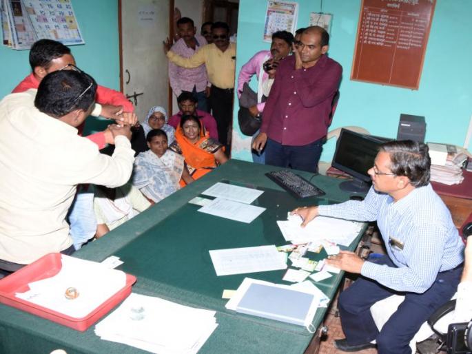 Attempts to throw ink on the subdivision in Dhule | धुळ्यात उपअभियंत्यावर शाई फेकण्याचा प्रयत्न Attempts to throw ink on the subdivision in Dhule | धुळ्यात उपअभियंत्यावर शाई फेकण्याचा प्रयत्न