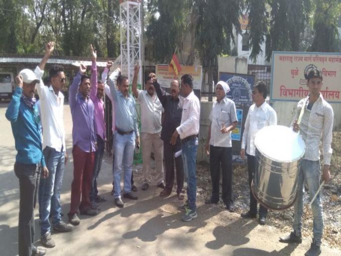 Dhule ST Dhol Bajao Movement by the Employees Association in the division | धुळे एस.टी. विभागात कर्मचारी संघटनेतर्फे ढोल बजाओ आंदोलन