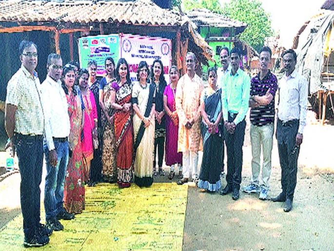The Goroba Organization distributes clothes, lunch to the tribals | गोरोबा संस्थेतर्फे आदिवासींना कपडे, फराळ वाटप