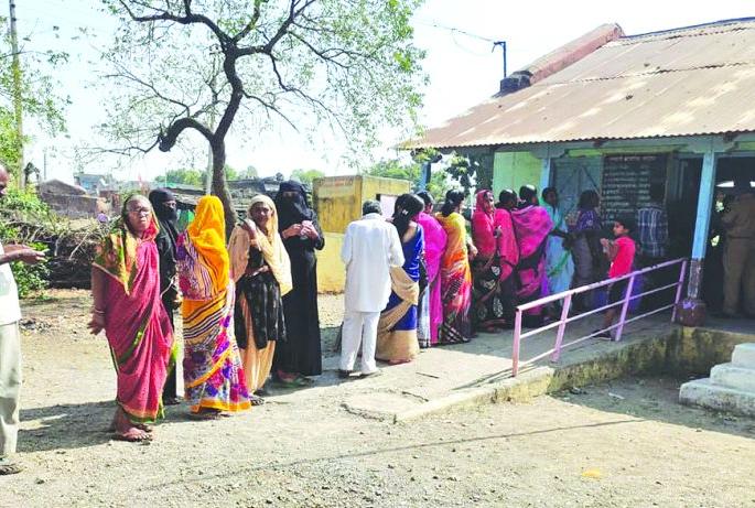 Gram Panchayat Election: 74.17% polling in Akola district | Gram Panchayat Election : अकोला जिल्ह्यात ७४.१७ टक्के मतदान Gram Panchayat Election: 74.17% polling in Akola district | Gram Panchayat Election : अकोला जिल्ह्यात ७४.१७ टक्के मतदान