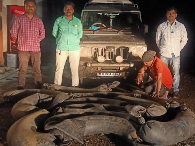 1200 liters of hand furnace liquor seized along with Bolero; Solapur State Excise Department action | जीपसह १२०० लिटर हातभट्टी दारू जप्त; सोलापूर राज्य उत्पादन शुल्क विभागाची कारवाई 1200 liters of hand furnace liquor seized along with Bolero; Solapur State Excise Department action | जीपसह १२०० लिटर हातभट्टी दारू जप्त; सोलापूर राज्य उत्पादन शुल्क विभागाची कारवाई