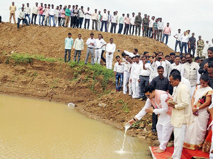 Jalpujan at the hands of Guardian Minister | पालकमंत्र्यांच्या हस्ते जलपूजन Jalpujan at the hands of Guardian Minister | पालकमंत्र्यांच्या हस्ते जलपूजन