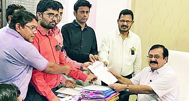 Pay the doctor to the center as per the center | केंद्राप्रमाणे डॉक्टरांना वेतन द्या Pay the doctor to the center as per the center | केंद्राप्रमाणे डॉक्टरांना वेतन द्या