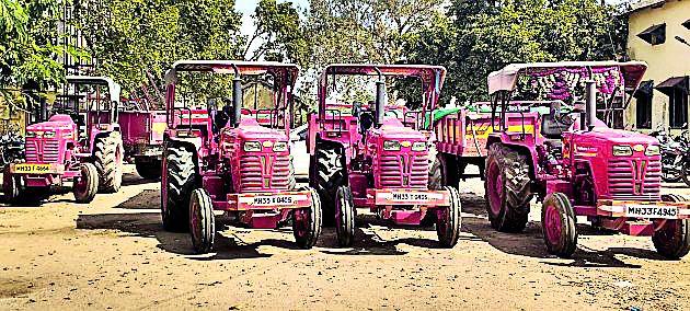 Seven tractors carrying illegal transport were seized | रेतीची अवैध वाहतूक करणारे पाच ट्रॅक्टर जप्त Seven tractors carrying illegal transport were seized | रेतीची अवैध वाहतूक करणारे पाच ट्रॅक्टर जप्त