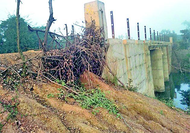 The work of the bridge near the Kukadi is incomplete | कुकडीजवळील पुलाचे काम अपूर्ण The work of the bridge near the Kukadi is incomplete | कुकडीजवळील पुलाचे काम अपूर्ण