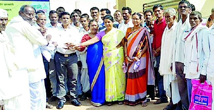 Farmers hit the tehsil | शेतकऱ्यांची तहसीलवर धडक