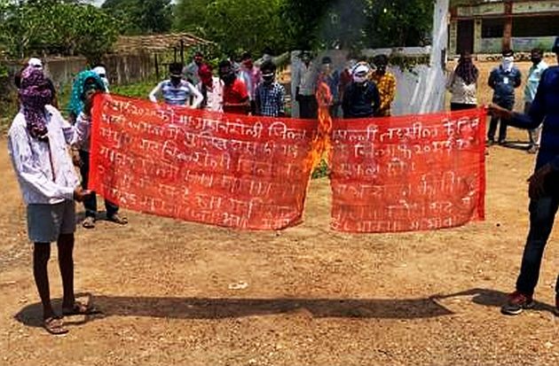 Naxalite banner burnt by villagers in Gadchiroli district | गडचिरोली जिल्ह्यात गावकऱ्यांनी जाळले नक्षली बॅनर Naxalite banner burnt by villagers in Gadchiroli district | गडचिरोली जिल्ह्यात गावकऱ्यांनी जाळले नक्षली बॅनर