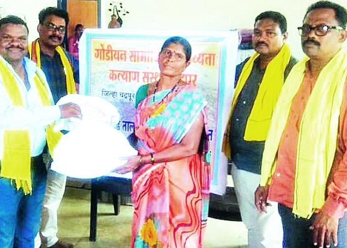 Hands stretched out to help flood victims | पूरग्रस्तांच्या मदतीसाठी सरसावले हात