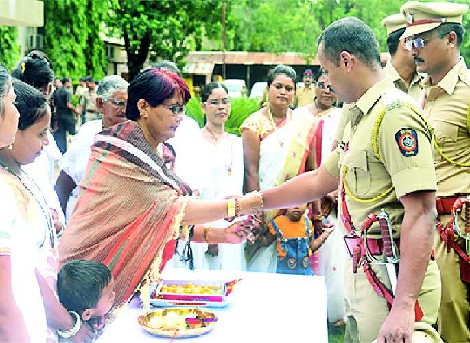 From the Raksha Bandhan, the students of Mumbai raised the morale of the soldiers | रक्षाबंधनातून मुंबईच्या विद्यार्थिनींनी जवानांचे मनोबल उंचावले