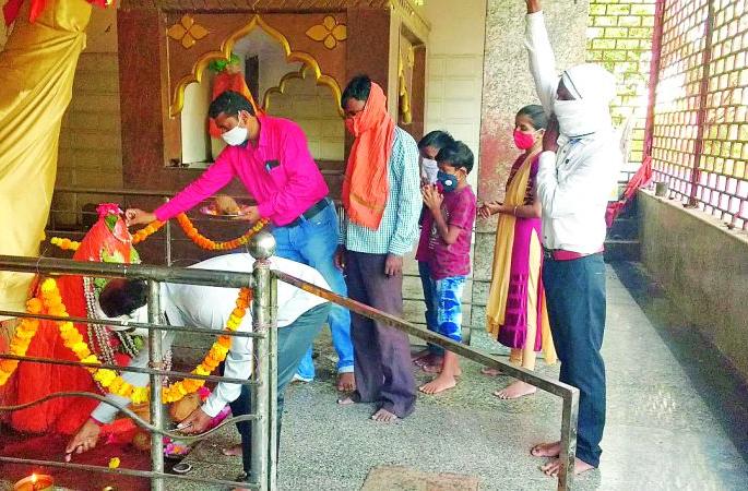 Manabhave pooja of Hanumanji in Semana on the first day itself | पहिल्याच दिवशी सेमानातील हनुमानजीची मनाेभावे पूजा Manabhave pooja of Hanumanji in Semana on the first day itself | पहिल्याच दिवशी सेमानातील हनुमानजीची मनाेभावे पूजा