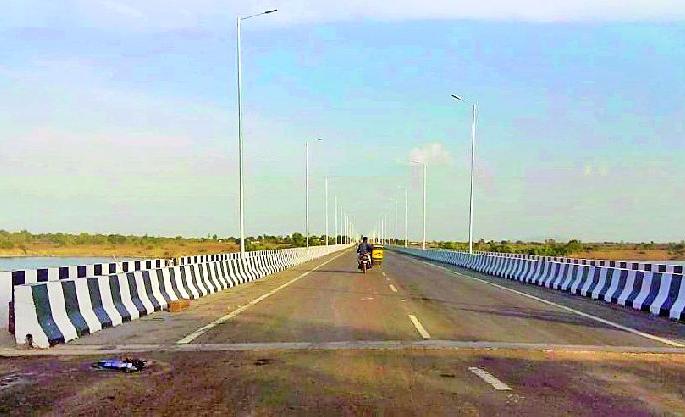 Traffic on Pranhita Bridge near Sironchari | सिरोंचाजवळील प्राणहिता पुलावरून रहदारी सुरू Traffic on Pranhita Bridge near Sironchari | सिरोंचाजवळील प्राणहिता पुलावरून रहदारी सुरू