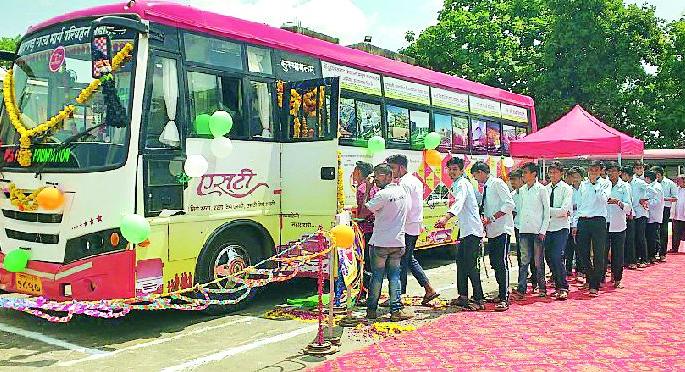 Gadchiroli residents know the history of the struggle for red tape | गडचिरोलीवासीयांनी जाणला लालपरीचा संघर्षमय इतिहास