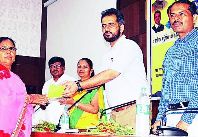 Give gas and cards for one month | एक महिन्यात गॅस व कार्ड द्या