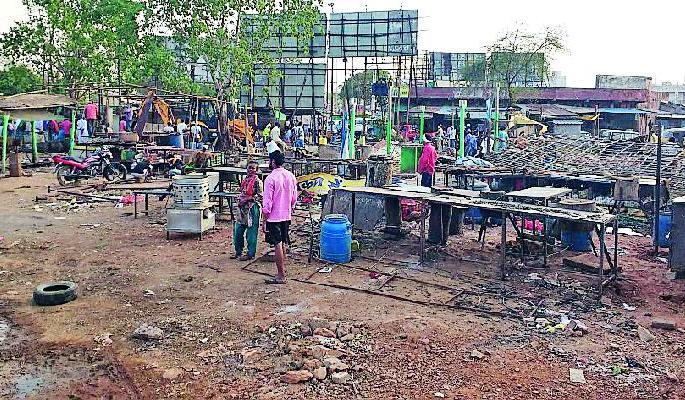 Defective Mutton Market in Gadchiroli Road | गडचिरोलीतील रस्त्यालगतचे मटन मार्केट हटविले Defective Mutton Market in Gadchiroli Road | गडचिरोलीतील रस्त्यालगतचे मटन मार्केट हटविले
