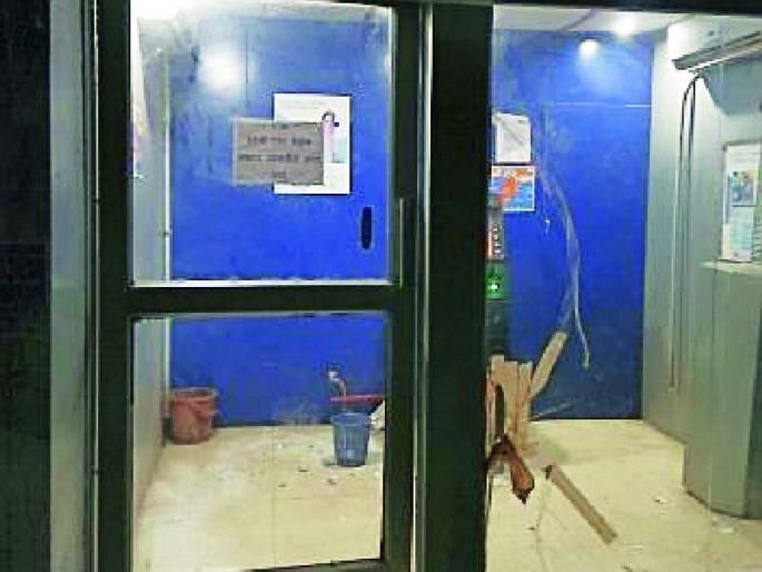 ATMs of nationalized banks in Gadchiroli | गडचिरोलीतील राष्ट्रीयकृत बँकांचे एटीएम रामभरोसे ATMs of nationalized banks in Gadchiroli | गडचिरोलीतील राष्ट्रीयकृत बँकांचे एटीएम रामभरोसे