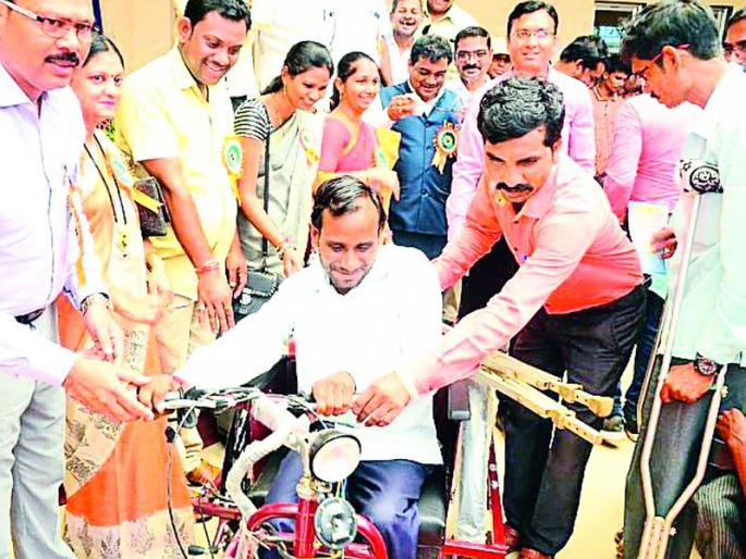 Distribution of bicycles to 112 persons with disabilities | १२२ दिव्यांगांना सायकलींचे वाटप Distribution of bicycles to 112 persons with disabilities | १२२ दिव्यांगांना सायकलींचे वाटप