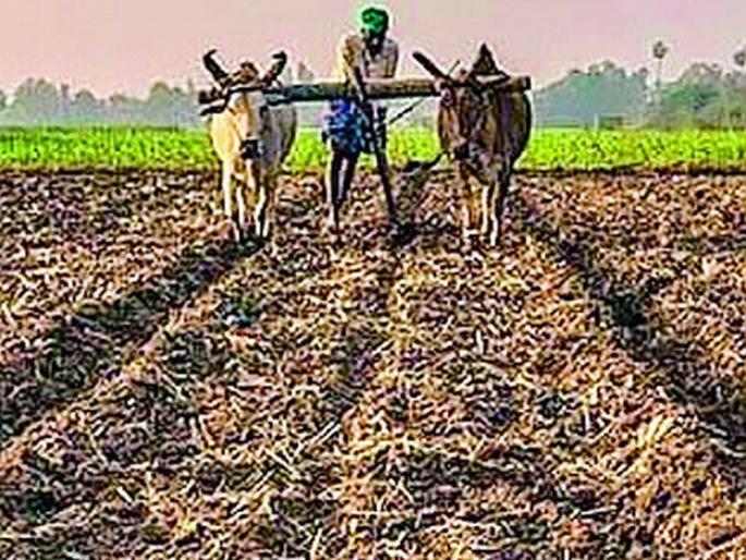 Difficulty of farmers due to district closure | जिल्हाबंदीमुळे शेतकऱ्यांची अडचण