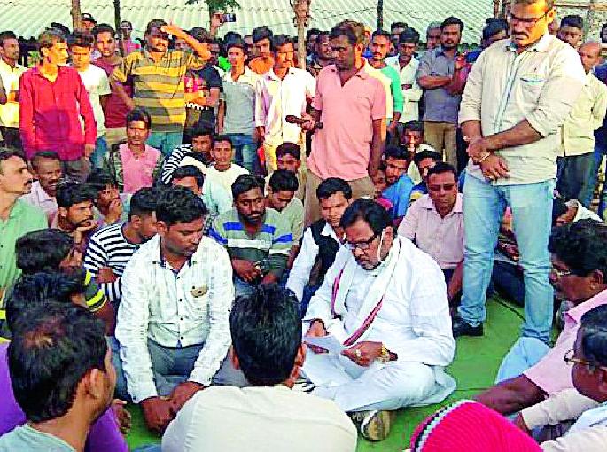 Atopilly movement for help | मदतीसाठी एटापल्लीत आंदोलन Atopilly movement for help | मदतीसाठी एटापल्लीत आंदोलन