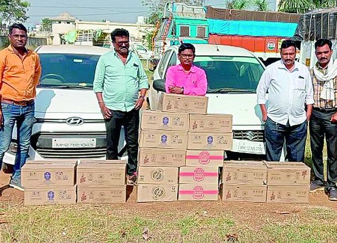 Two and a half lakh foreign liquor was seized in the forest along with two vehicles | दोन वाहनांसह अडीच लाखांची विदेशी दारू पकडली जंगलात Two and a half lakh foreign liquor was seized in the forest along with two vehicles | दोन वाहनांसह अडीच लाखांची विदेशी दारू पकडली जंगलात