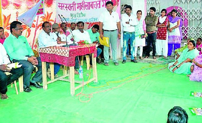 Visit the village of BhusariTola of the committee | समितीची भुसारीटोला गावाला भेट