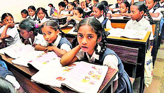 The government looted students only | शासनाकडूनच विद्यार्थ्यांची लूट The government looted students only | शासनाकडूनच विद्यार्थ्यांची लूट