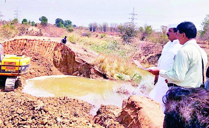 The district collector of the melt canal surveyed | फुटलेल्या कालव्याची जिल्हाधिकाऱ्यांनी केली पाहणी The district collector of the melt canal surveyed | फुटलेल्या कालव्याची जिल्हाधिकाऱ्यांनी केली पाहणी