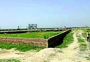 Brokered eyes on empty plots | रिकाम्या प्लॉटवर दलालांची नजर Brokered eyes on empty plots | रिकाम्या प्लॉटवर दलालांची नजर