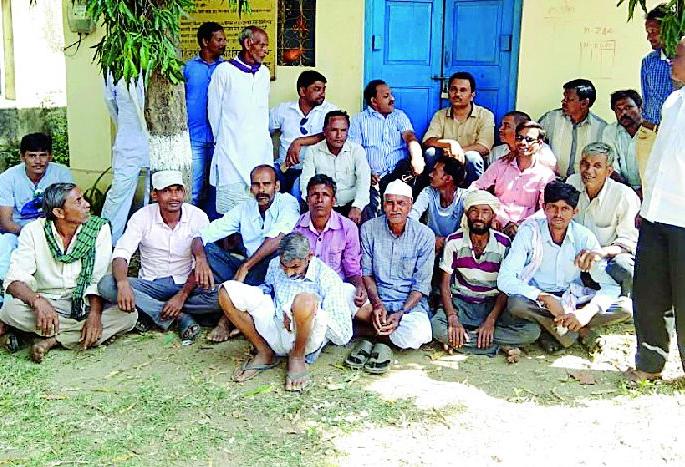 Strikers Movement for Farmers: Demand for the transfer of Junior Engineer Bisen and other officers | शेतकऱ्यांचे ठिय्या आंदोलन : कनिष्ठ अभियंता बिसेन व अन्य अधिकाऱ्यांच्या बदलीची मागणी Strikers Movement for Farmers: Demand for the transfer of Junior Engineer Bisen and other officers | शेतकऱ्यांचे ठिय्या आंदोलन : कनिष्ठ अभियंता बिसेन व अन्य अधिकाऱ्यांच्या बदलीची मागणी
