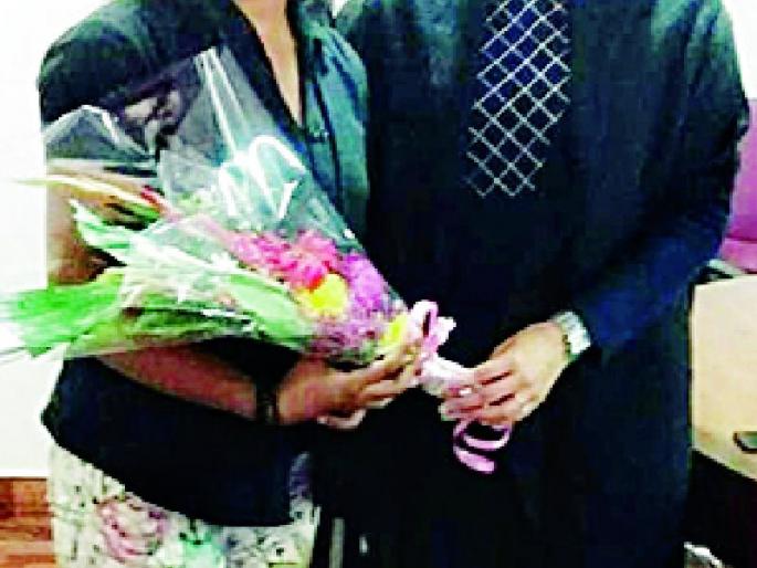 Honor to the District Collector of Navanvayitri Riyansh Shahare | नवकवयित्री रियांशा शहारे यांचा जिल्हाधिकाऱ्यांच्या हस्ते सन्मान Honor to the District Collector of Navanvayitri Riyansh Shahare | नवकवयित्री रियांशा शहारे यांचा जिल्हाधिकाऱ्यांच्या हस्ते सन्मान