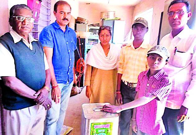 Food Assistance with cash to the orphaned siblings | त्या अनाथ भावडांना रोख रकमेसह धान्याची मदत Food Assistance with cash to the orphaned siblings | त्या अनाथ भावडांना रोख रकमेसह धान्याची मदत