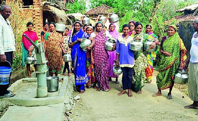 Rakatola has a severe water scarcity here | राकाटोला येथे भीषण पाणी टंचाई Rakatola has a severe water scarcity here | राकाटोला येथे भीषण पाणी टंचाई