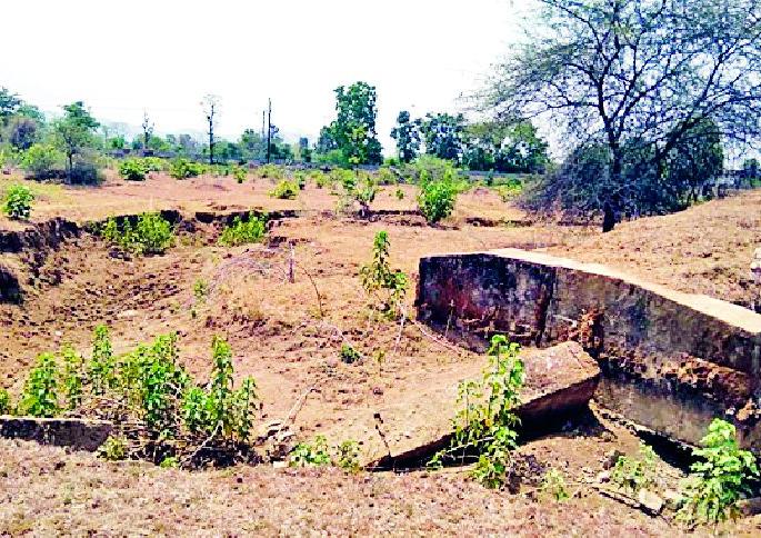 Do not forget the administration of water, water supply and water supply | पाणी अडवा, पाणी जिरवा योजनेचा प्रशासनाला विसर Do not forget the administration of water, water supply and water supply | पाणी अडवा, पाणी जिरवा योजनेचा प्रशासनाला विसर