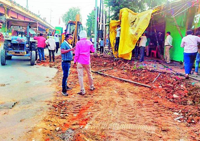 Roadside encroachments removed | रस्त्याच्याकडेला असलेले अतिक्रमण काढले Roadside encroachments removed | रस्त्याच्याकडेला असलेले अतिक्रमण काढले