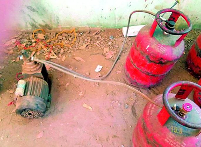 Gas Cylinder Black Sale in Gondia | गोंदियात गॅस सिलिंडरचा काळाबाजार Gas Cylinder Black Sale in Gondia | गोंदियात गॅस सिलिंडरचा काळाबाजार