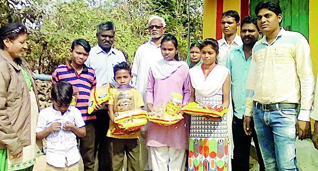 Tough distribution to orphans | अनाथांना तीळगुळ वाटप Tough distribution to orphans | अनाथांना तीळगुळ वाटप